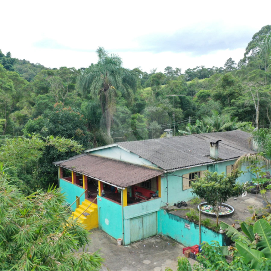 Tapiraí Sp - Sítio Santa Clara - Area de 12,1 ha - composto por casa principal, galpões poço artesiano, ótima área para plantios. Fica localizado a aproximadam. 1 quilômetro da prefeitura. Area preservação permanente- 4,6 ha - Area aproveitável - 4,6 ha - area utilizada rural - 2,5 ha -R$ 750.000,00