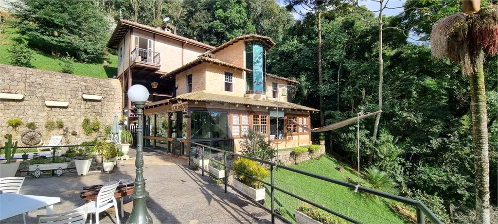 Sobrado à venda com 3 suítes em Serra da Cantareira, Mairiporã, SP