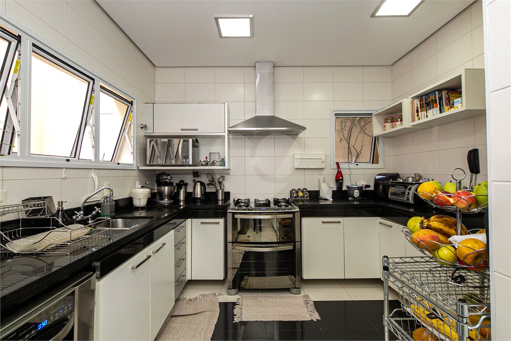 Casa à venda com 5 quartos, sendo 4 suítes, no condomínio Villa de Monterey, São Paulo - SP