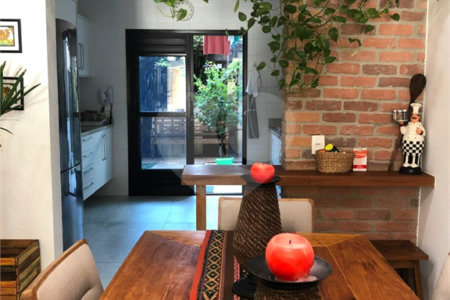 Casa à venda com 9 quartos, sendo 8 suítes, no condomínio Village Elisabete, Rio de Janeiro - RJ