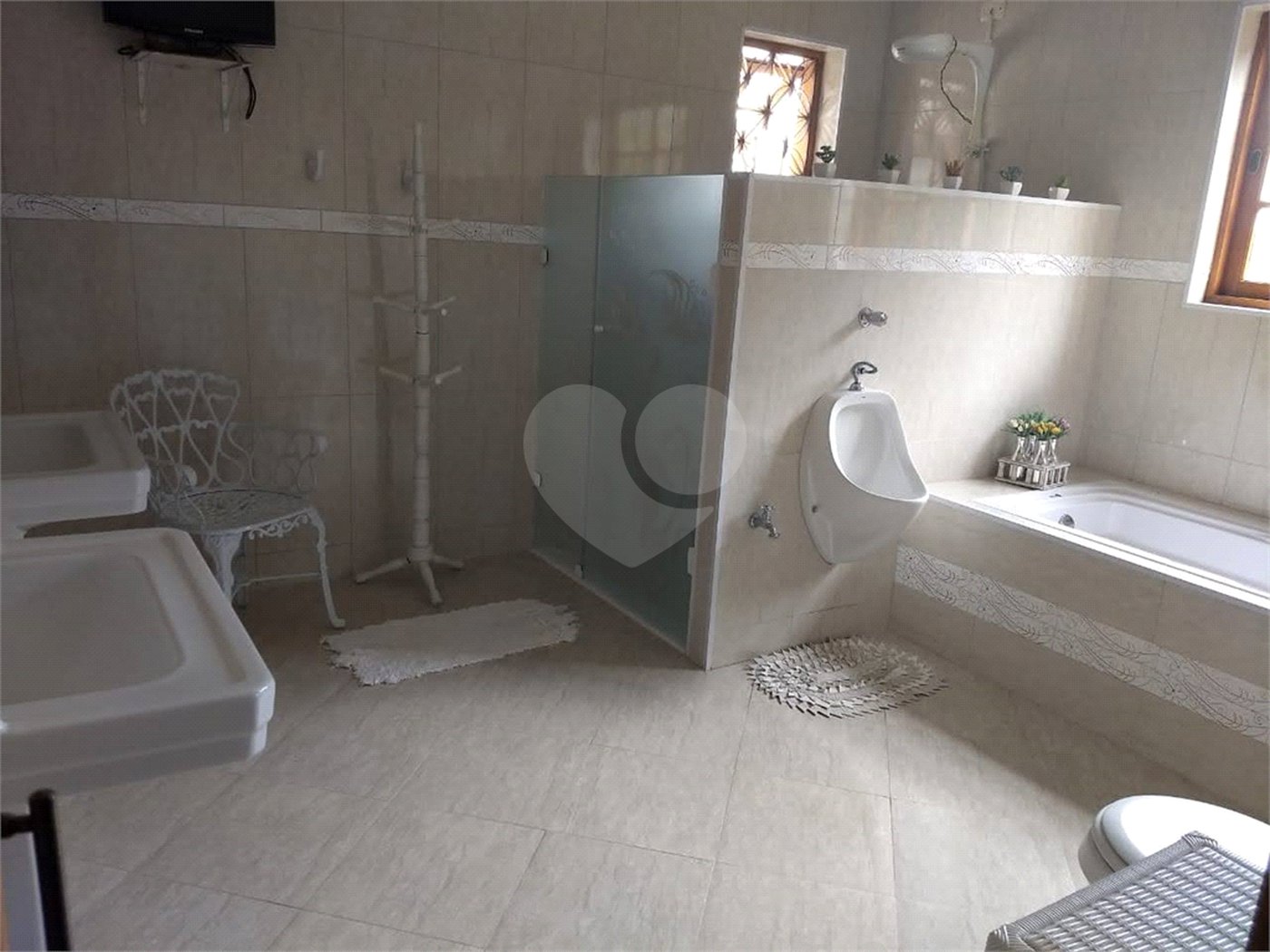 Casa à venda com 4 quartos, sendo 2 suítes, em Vila Petrópolis, Atibaia, SP