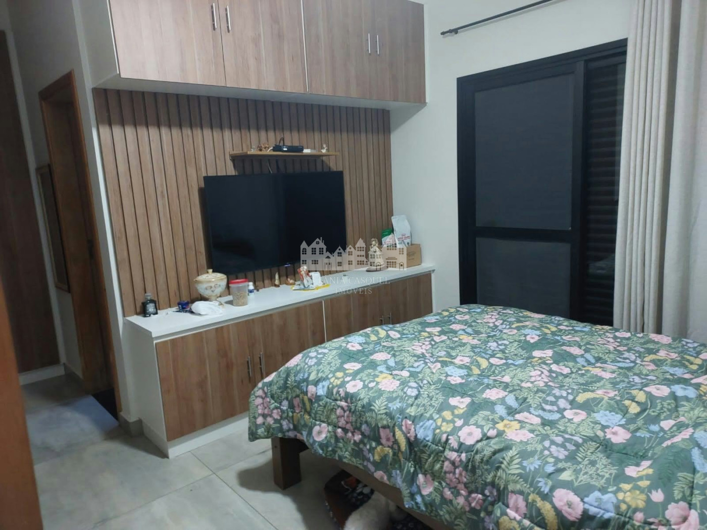 Casa à venda com 4 quartos, sendo 2 suítes,  no condomínio Figueira Garden, Atibaia - SP