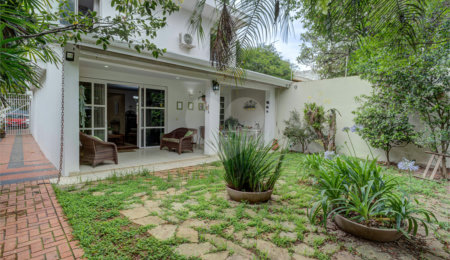 Casa à venda ou para alugar com 4 quartos, sendo 2 suítes,  em Ibirapuera, São Paulo, SP