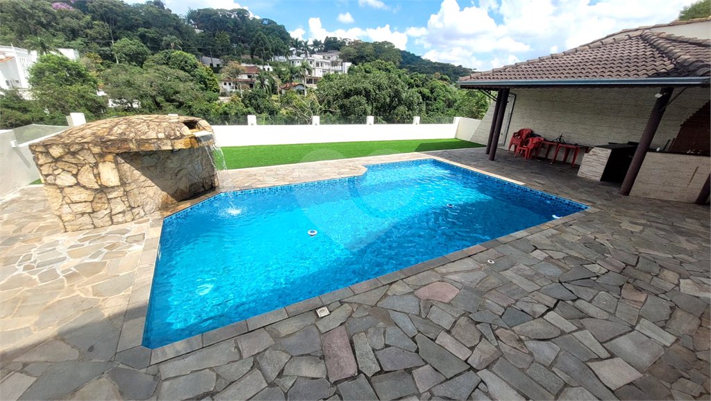 Casa à venda com 5 quartos, sendo 3 suítes, no condomínio Alpes da Cantareira, Mairiporã - SP