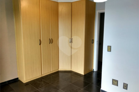 Casa à venda com 3 quartos, sendo 1 suíte, no condomínio Villaggio Dei Fiori, Louveira - SP