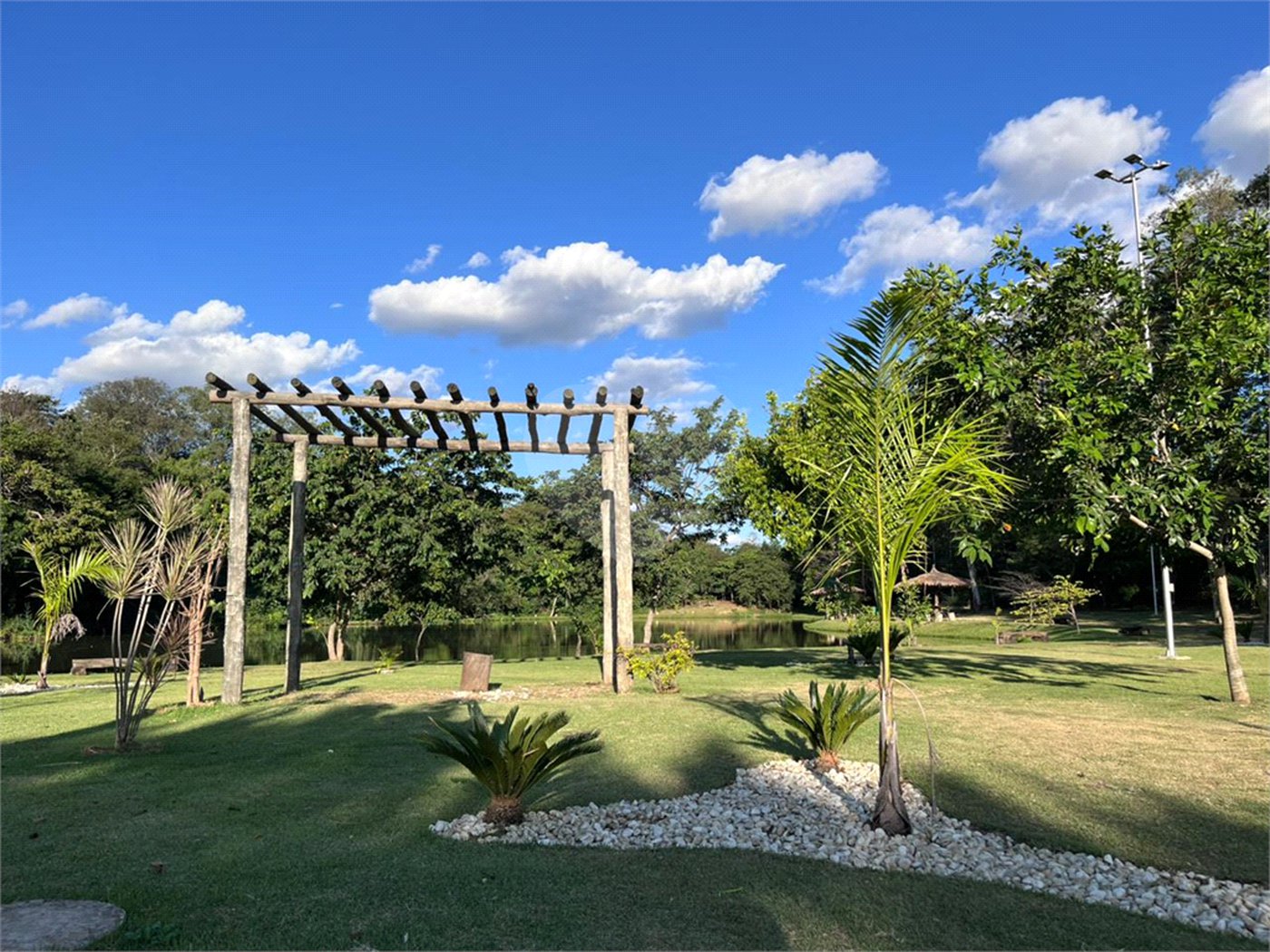 Casa à venda com 3 quartos, sendo 1 suíte, no condomínio Jardim Laguna, Indaiatuba - SP