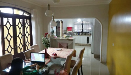 Sobrado à venda com 3 quartos, sendo 1 suíte,  em Jardim Santa Rita de Cássia, Suzano, SP