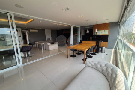 Apartamento à venda com 3 suítes em Campo Belo, São Paulo, SP