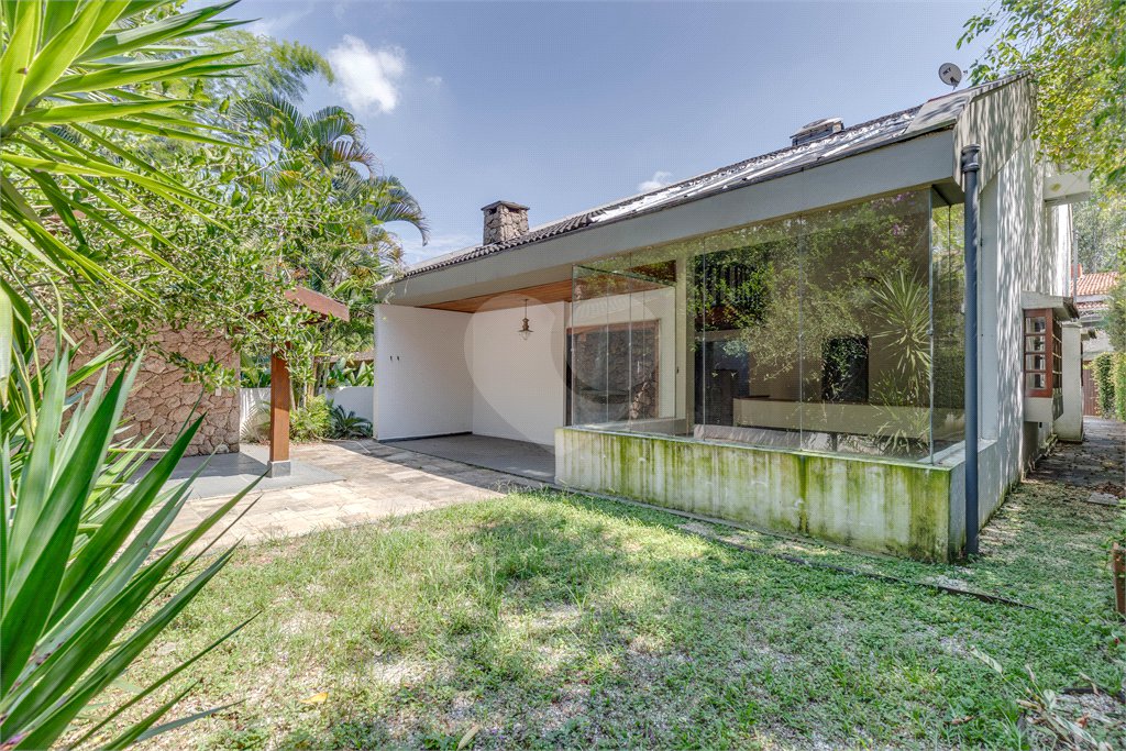Casa à venda com 5 quartos, sendo 3 suítes, no condomínio Granja do Morumbi, São Paulo - SP