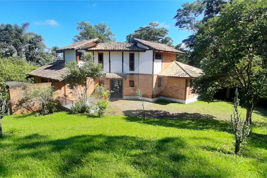 Sobrado à venda com 3 suítes em Serra da Cantareira, Mairiporã, SP