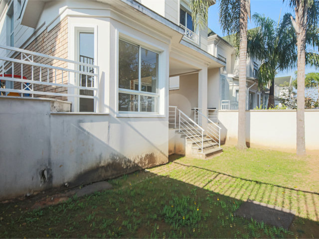 Casa à venda com 4 quartos, sendo 2 suítes,  no condomínio Bristol Village, São Paulo - SP