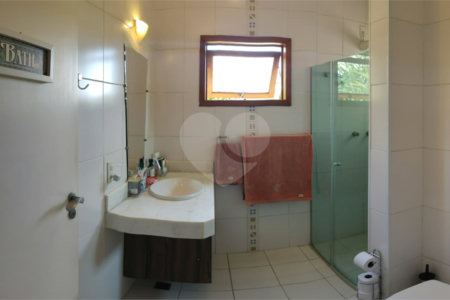 Casa à venda com 4 quartos, sendo 2 suítes, no condomínio Fazendinha Chácara Vale do Rio Cotia, Carapicuíba - SP