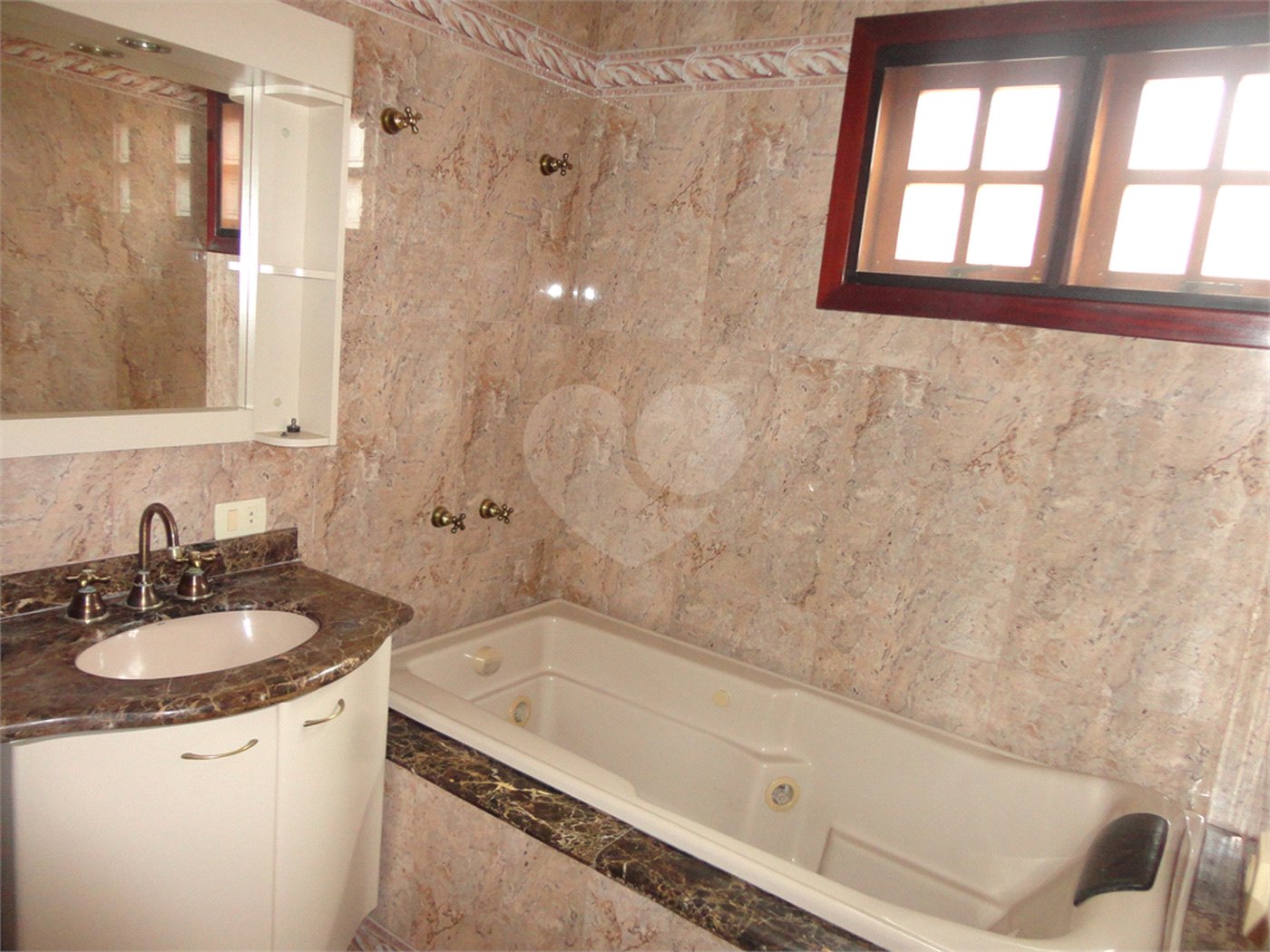 Casa à venda com 3 quartos, sendo 1 suíte, em Santa Marina, Valinhos, SP