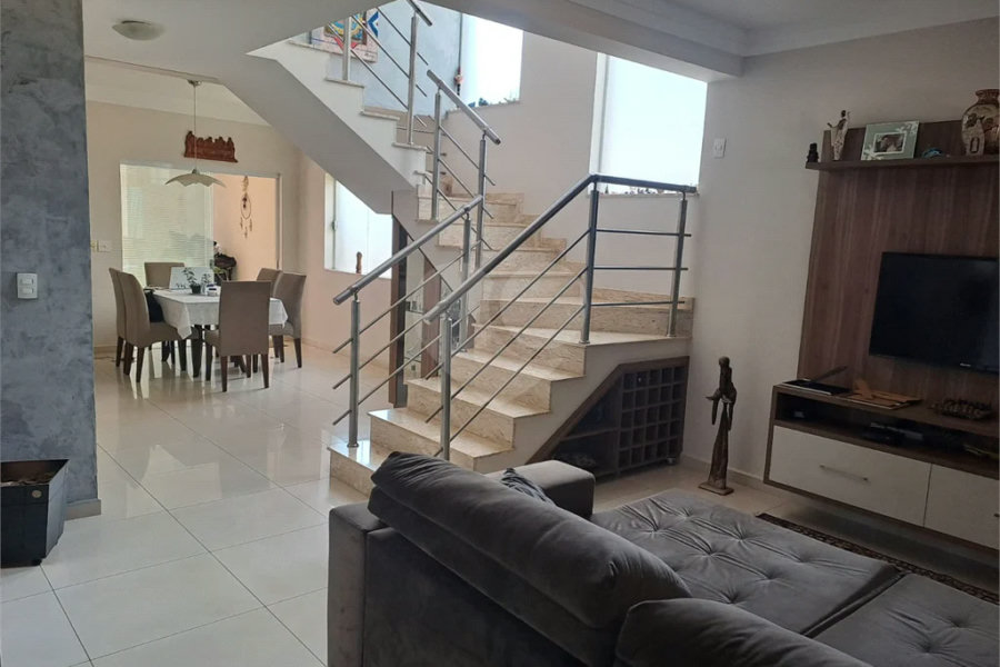 Linda Casa 3 dormitórios com piscina - R$ 950.000,00