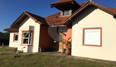 Casa à venda com 3 suítes no condomínio Suíça da Cantareira, Mairiporã - SP