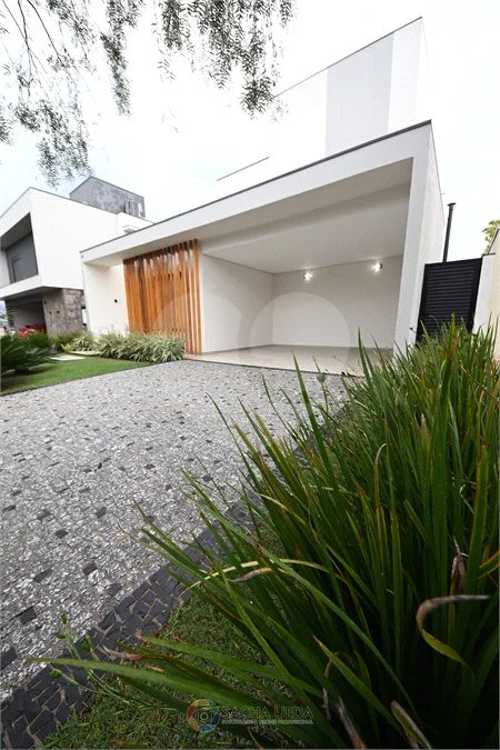Indaiatuba - SP - Condomínio Helvetia Park - 490 m² Terreno - Sobrado com 307 m² de Área Construída - Escritório com móveis planejados - Sala de estar e jantar ampla e integradas - Cozinha planejada completa, com eletrodomésticos (cooktop, forno, coifa, geladeira, microondas) - Lavanderia