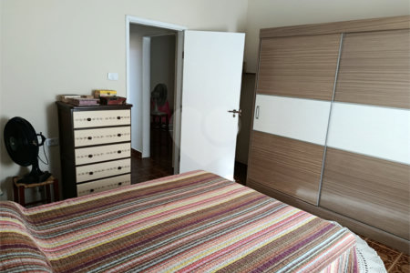 Casa térrea e espaçosa no centro da cidade por apenas R$370.000,00!!! Vamos agendar uma visita?