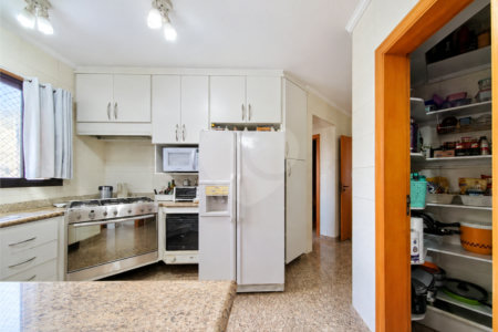 Apartamento de 184 m² em andar alto com 4 dormitórios e 3 vagas em Perdizes