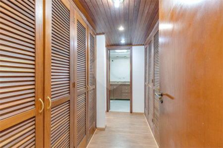 Casa à venda com 5 quartos, sendo 3 suítes, no condomínio Granja do Morumbi, São Paulo - SP