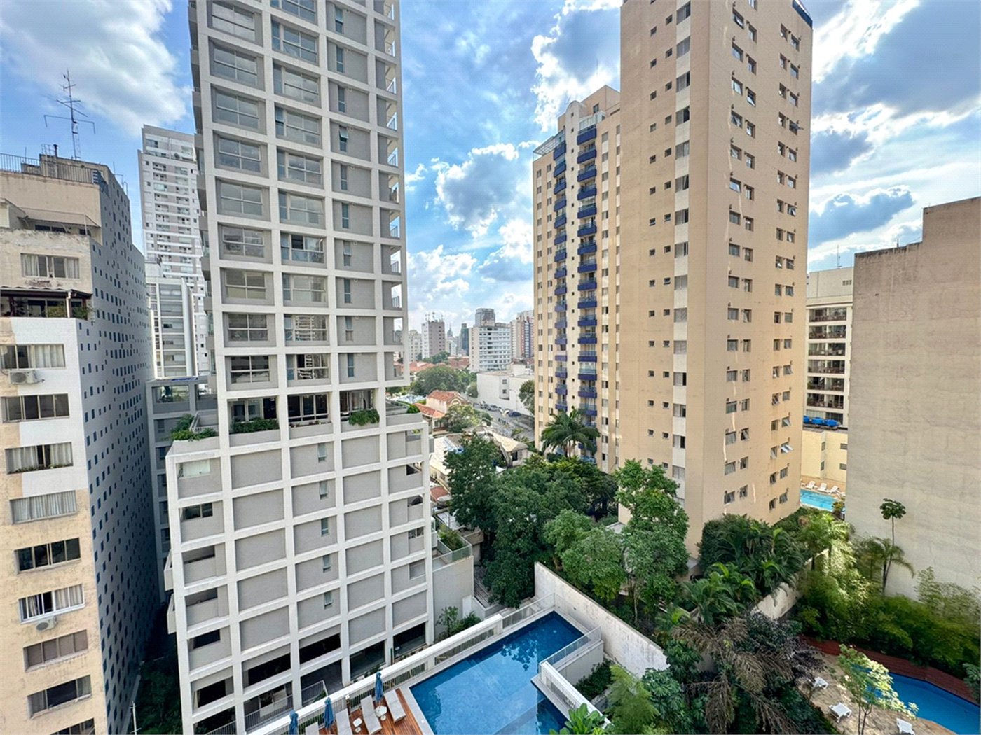 Apartamento à venda com 4 quartos, sendo 2 suítes,  em Pinheiros, São Paulo, SP