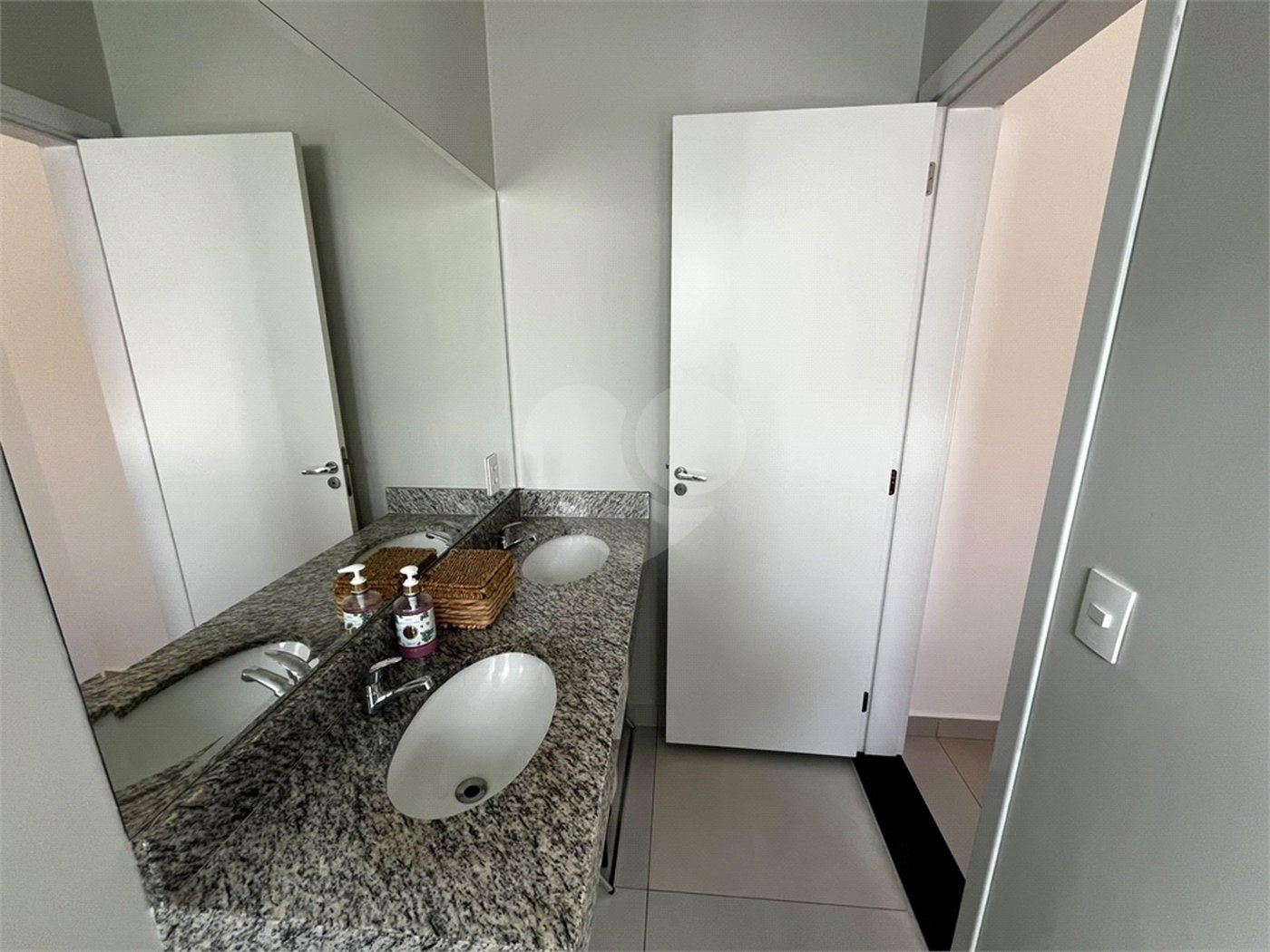 Casa à venda com 3 quartos, sendo 1 suíte, no condomínio Residencial Golden Ville, Itapetininga - SP