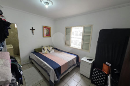 Casa térrea à venda no Douradinho com 2 quartos e edícula com mais dois quartos e 2 banheiros.
