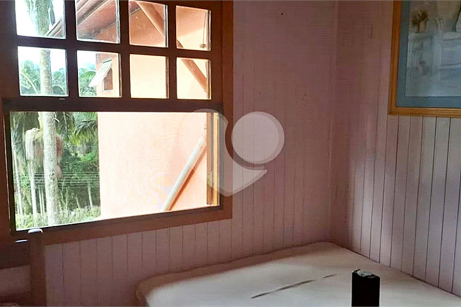 Casa à venda com 6 quartos, sendo 2 suítes, no condomínio Associação Reserva das Hortênsias, Mairiporã - SP