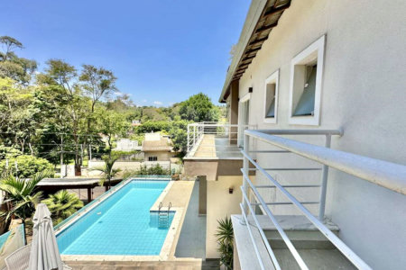 Casa à venda com 4 quartos, sendo 3 suítes, no condomínio Vilarejo, Carapicuíba - SP