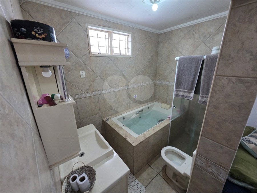 Casa térrea à venda no Douradinho com 2 quartos e edícula com mais dois quartos e 2 banheiros.