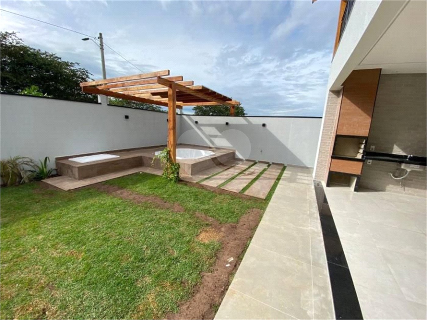 Casa à venda com 3 quartos, sendo 1 suíte, no condomínio Lagos D´icaraí, Salto - SP