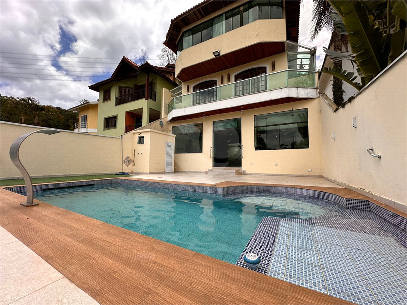 Casa à venda com 5 quartos, sendo 3 suítes, no condomínio Jd Itatinga, São Paulo - SP