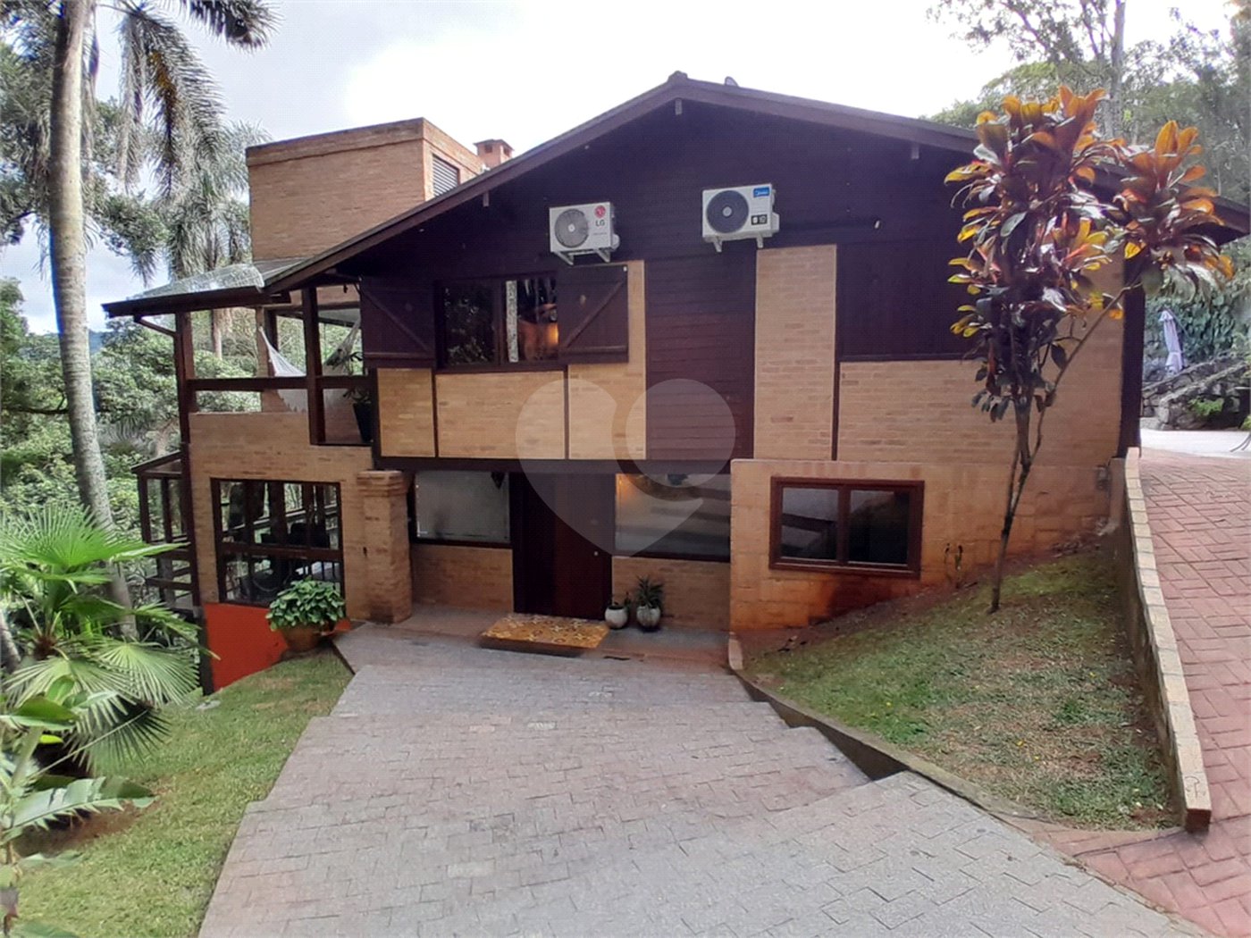 Sobrado à venda ou para alugar com 3 suítes em Serra da Cantareira, Mairiporã, SP