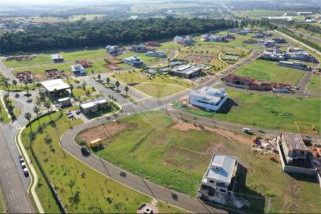LOTE DE ESQUINA NO CONDOMINIO RESIDENCIAL DAMHA IV