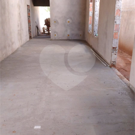 Casa térrea em fase de construção para venda no condomínio Quebec