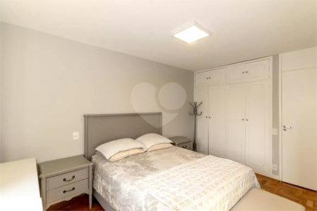 Apartamento à venda com 3 quartos, sendo 1 suíte,  em Moema, São Paulo, SP