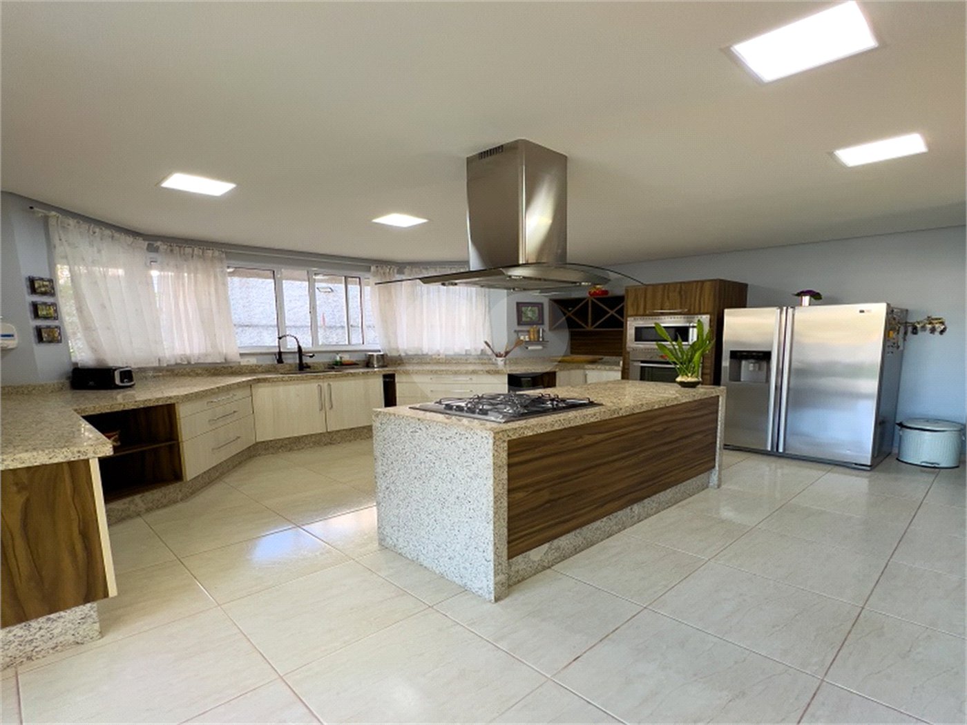 Casa à venda ou para alugar com 3 suítes no condomínio Figueira Garden, Atibaia - SP