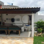 Casa à venda com 3 quartos, sendo 1 suíte, no condomínio Terras de São Francisco, Vinhedo - SP