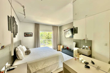Casa à venda com 4 quartos, sendo 3 suítes,  no condomínio Vilarejo, Carapicuíba - SP