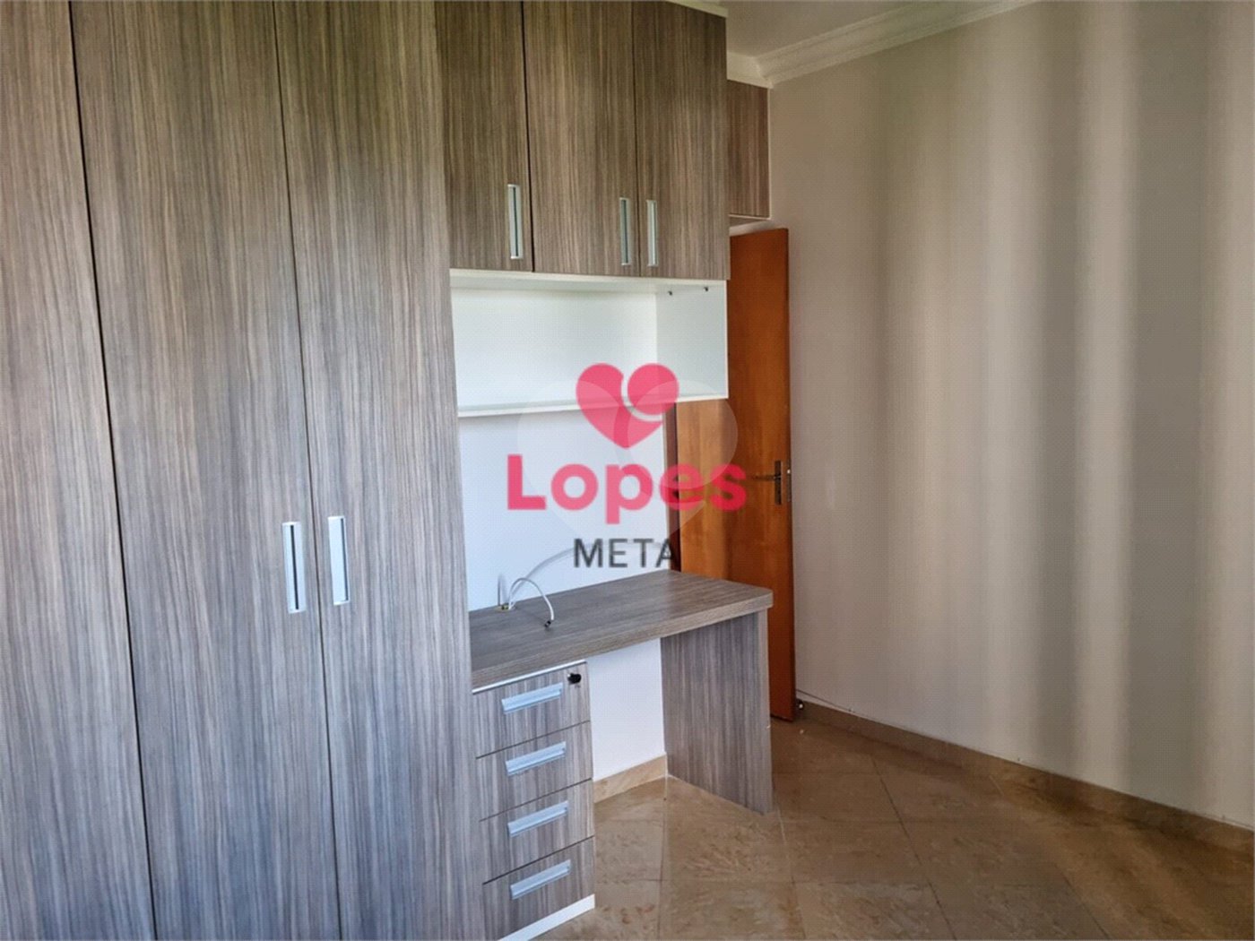 Apartamento à venda com 3 quartos, sendo 1 suíte,  em Parque Residencial Aquarius, São José dos Campos, SP