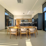 Indaiatuba - Quintas da Terracota - 1252 m² de terreno - casa térrea com 514 m² de área construída -3 vagas de garagem cobertas e 3 descobertas Lavabo - Sala de estar e jantar amplas e integradas - Escritório privativo - Cozinha toda equipada com geladeira, forno, micro-ondas, lava-louças,