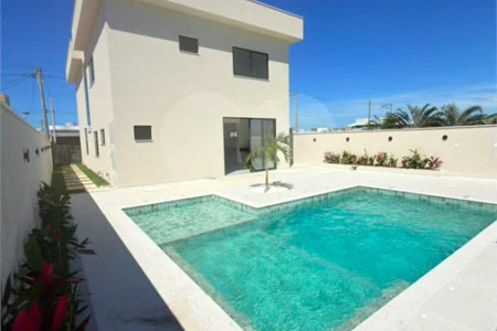 Casa à Venda no Ogiva em Cabo Frio com 4 Quartos em Condomínio Fechado