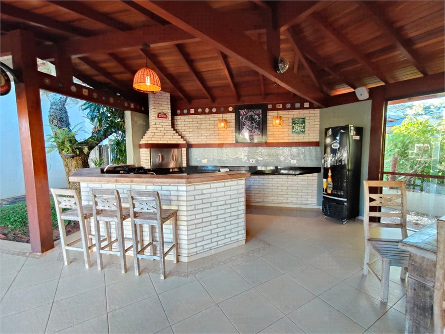 Casa à venda com 7 quartos, sendo 4 suítes, no condomínio Riviera de Santa Cristina XIII, Paranapanema - SP