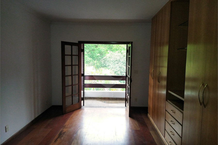 SOBRADO DE 426,0 M² COM 04 SUITES, SALÃO DE FESTAS, 06 VAGAS,06 BANHEIROS E PISCINA PARA LOCAÇÃO OU VENDA NO BARRO BRANCO