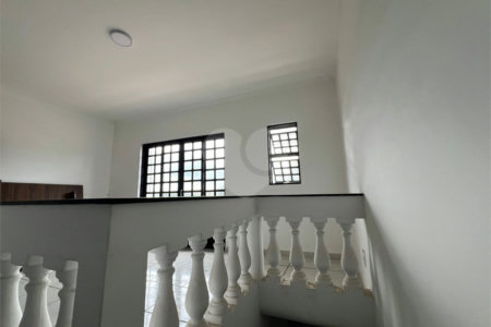 Sobrado à venda com 3 quartos, sendo 1 suíte, em Lopes de Oliveira, Sorocaba, SP