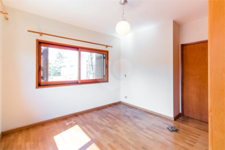 Sobrado à venda com 4 quartos, sendo 1 suíte,  em Jardim Marajoara, São Paulo, SP