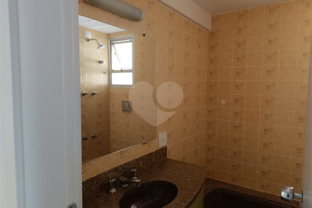 Apartamento à venda com 3 quartos, sendo 1 suíte, em Moema, São Paulo, SP