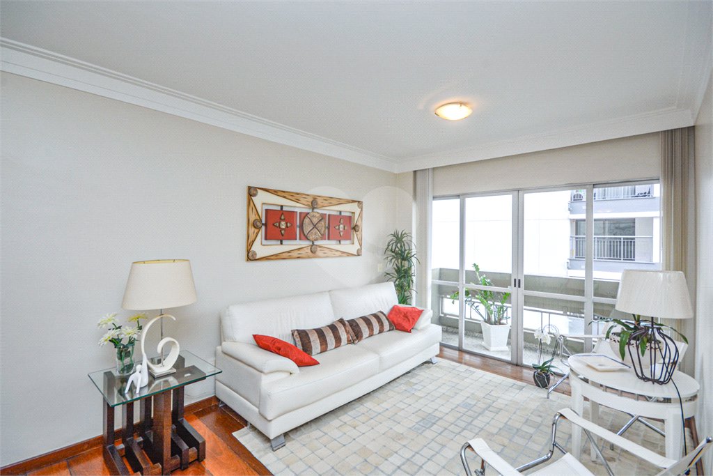 Apartamento à venda com 3 quartos, sendo 1 suíte,  em Moema, São Paulo, SP