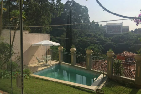 Casa à venda com 5 quartos, sendo 4 suítes, no condomínio Jardim Vitória Régia, São Paulo - SP