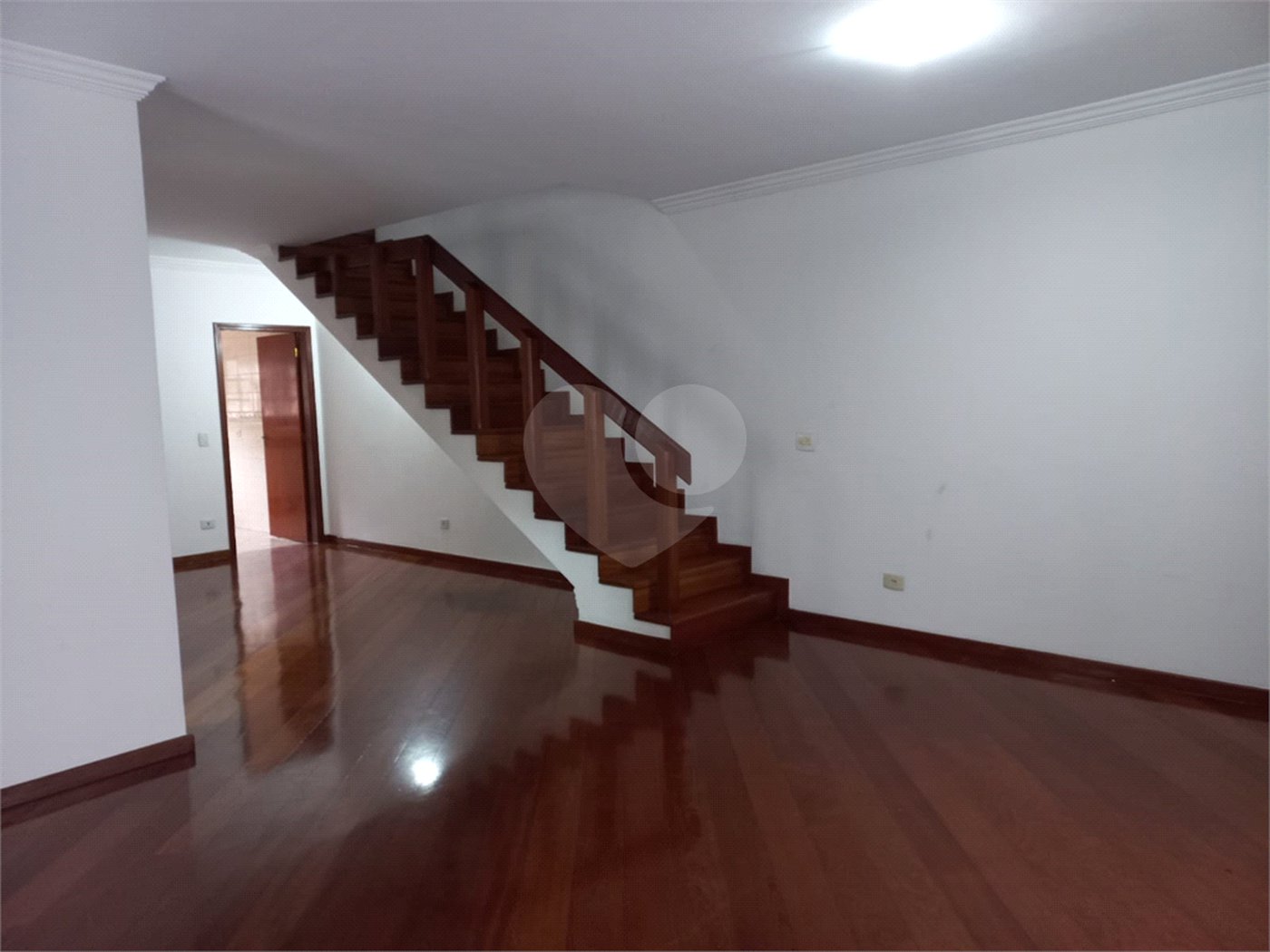 Sobrado à venda com 4 quartos, sendo 3 suítes, em Cidade São Francisco, São Paulo, SP
