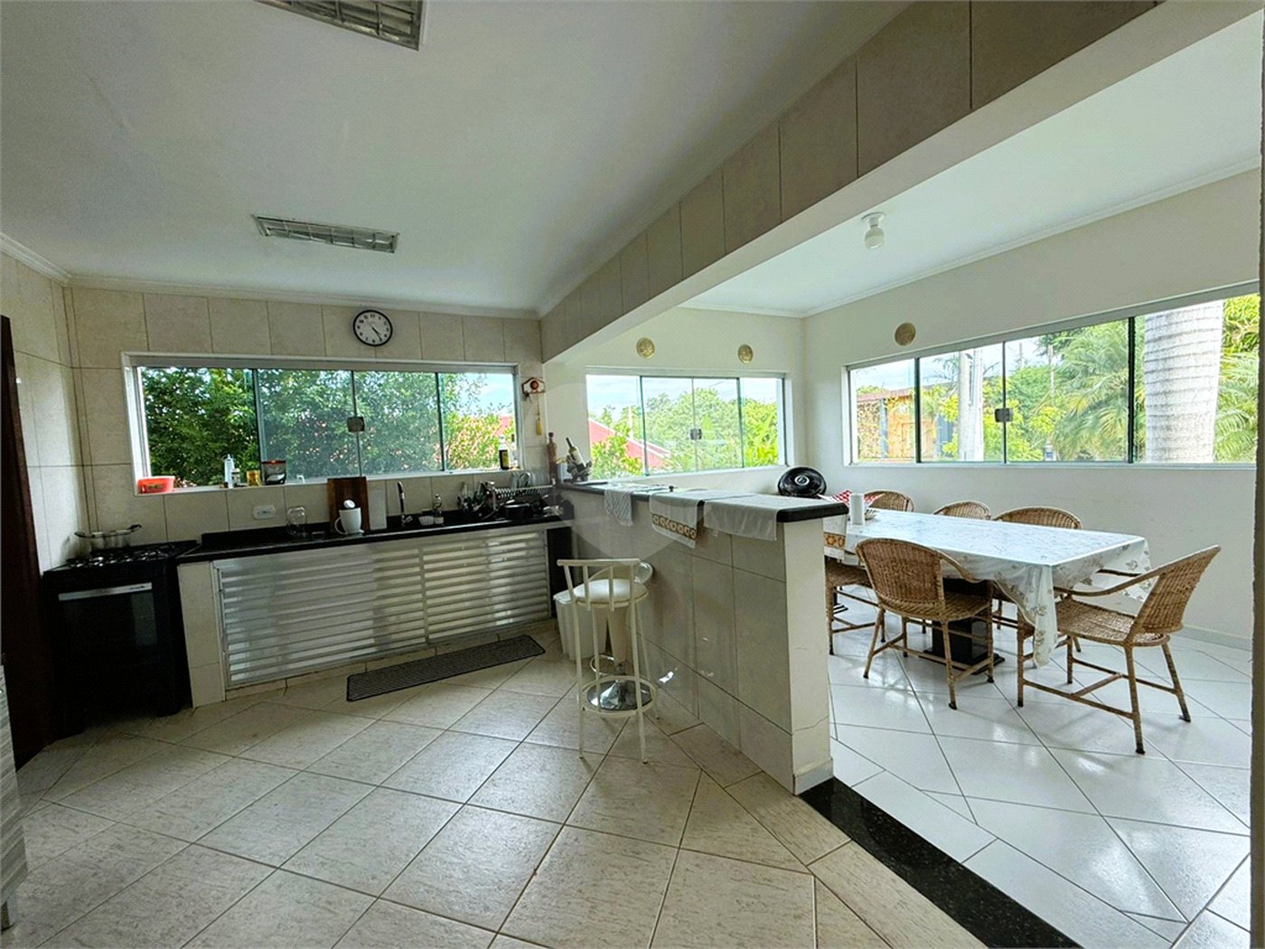 Casa à venda com 4 quartos, sendo 3 suítes, no condomínio Village da Serra, Araçoiaba da Serra - SP